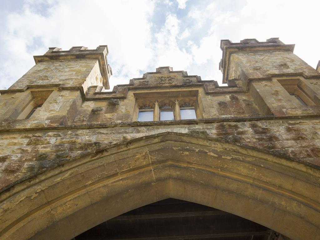 فيلا Castle Gatehouse وينشكومبي المظهر الخارجي الصورة